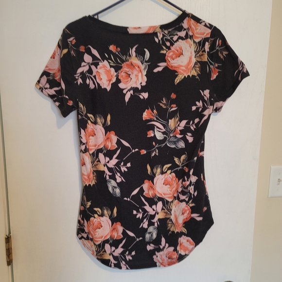 EUC Floral V-Neck - Picture 3 of 3